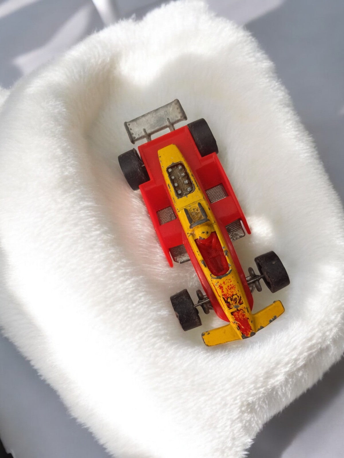 Voiture miniature Formule 1 vintage rouge jaune, modèle rétro ancien occasion