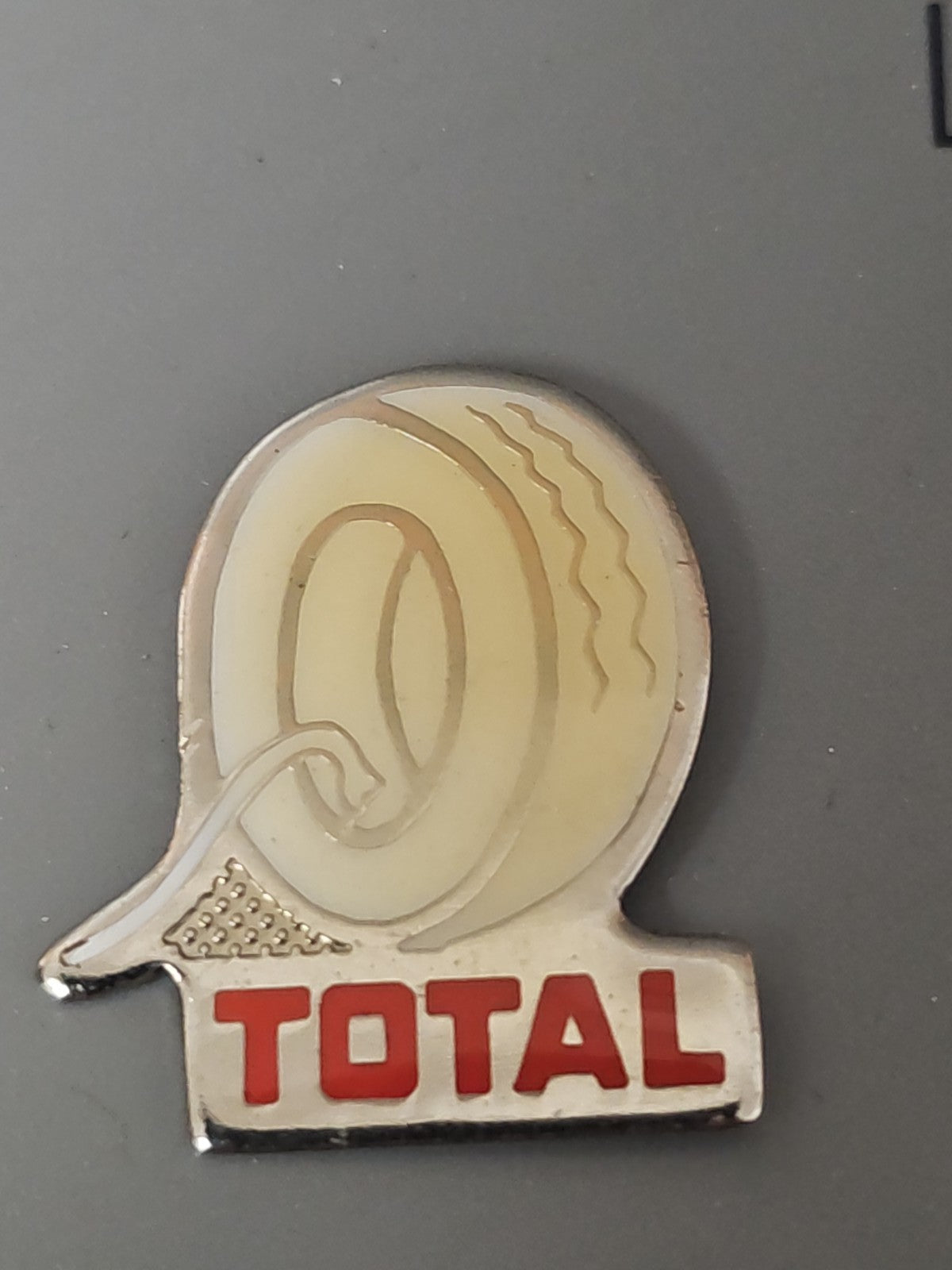 Pin's ancien rétro Total, badge collection vintage années 80, objet publicitaire