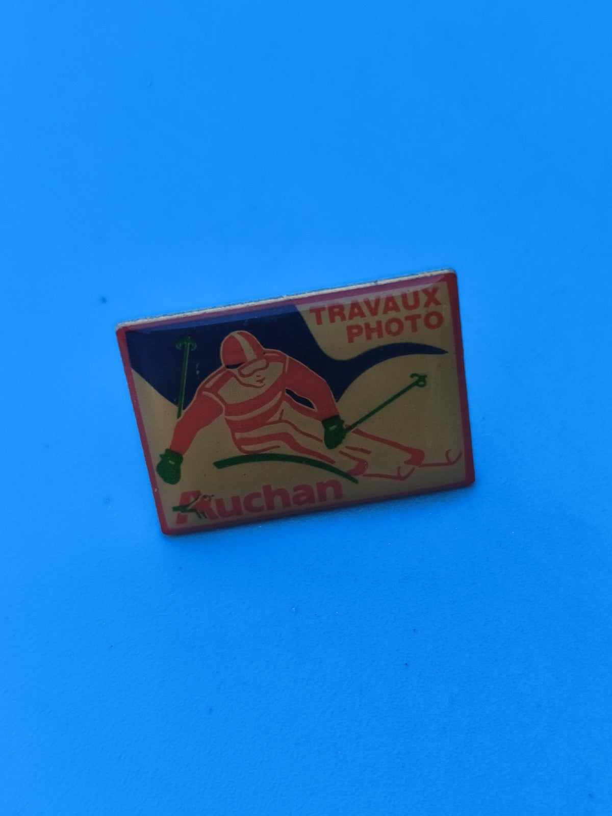 Vintage pin's Auchan ski travaux photo, rectangulaire, collection publicitaire