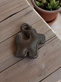 Pendentif vintage chien en métal années 50 rétro | Bijou deadstock déco