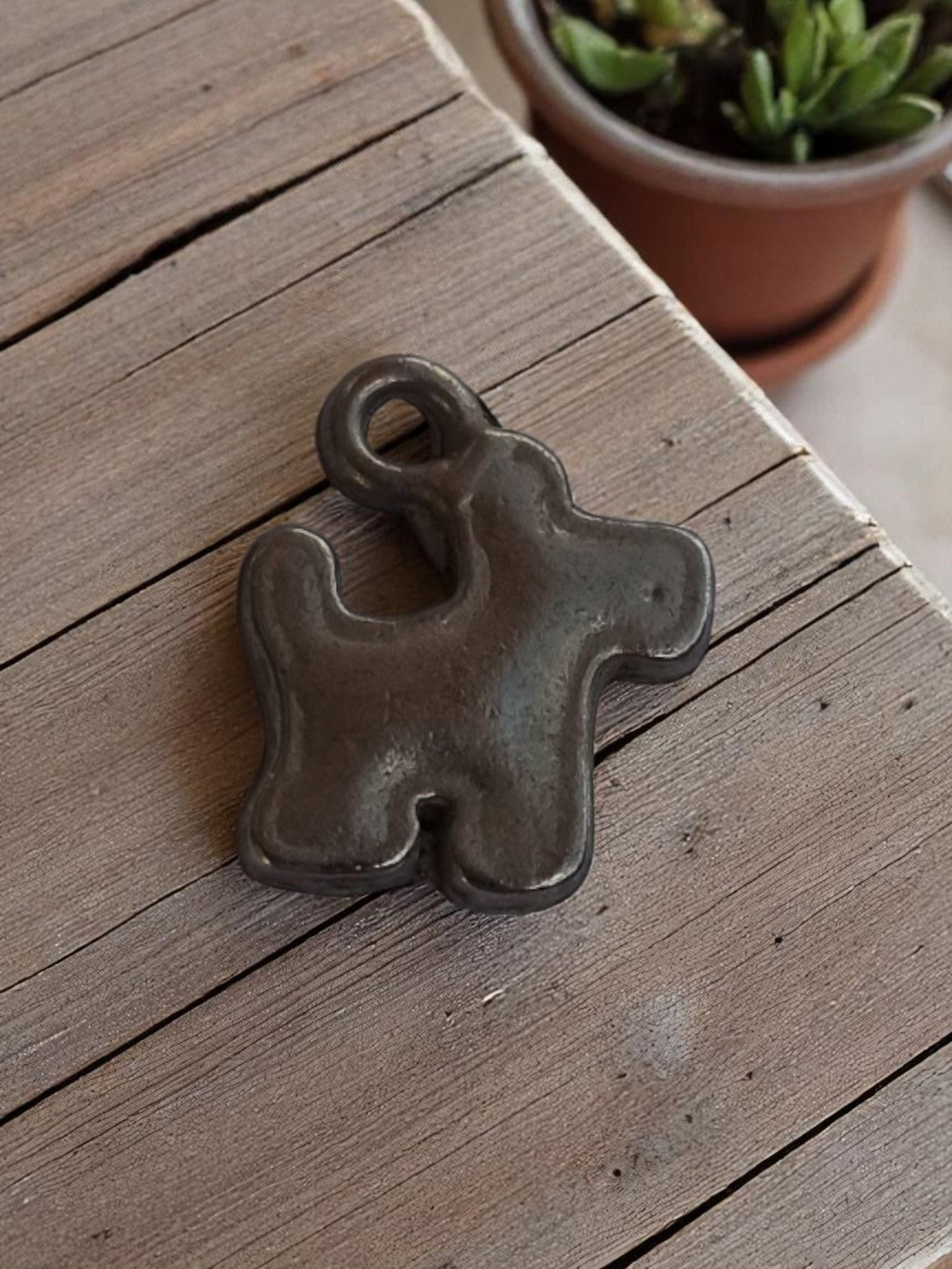 Pendentif vintage chien en métal années 50 rétro | Bijou deadstock déco