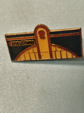 Vintage pin's Meublena émaillé logo déco jaune noir collection publicitaire