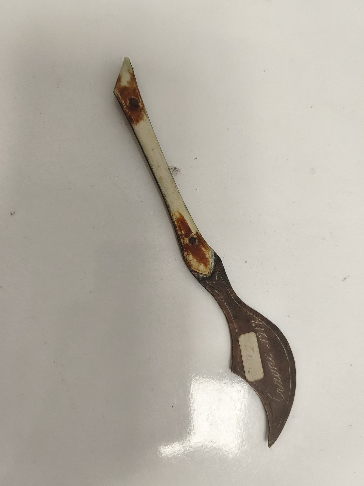 Coupe-papiers ancien militaire WW1, lame courbe, aspect métal et os, gravé
