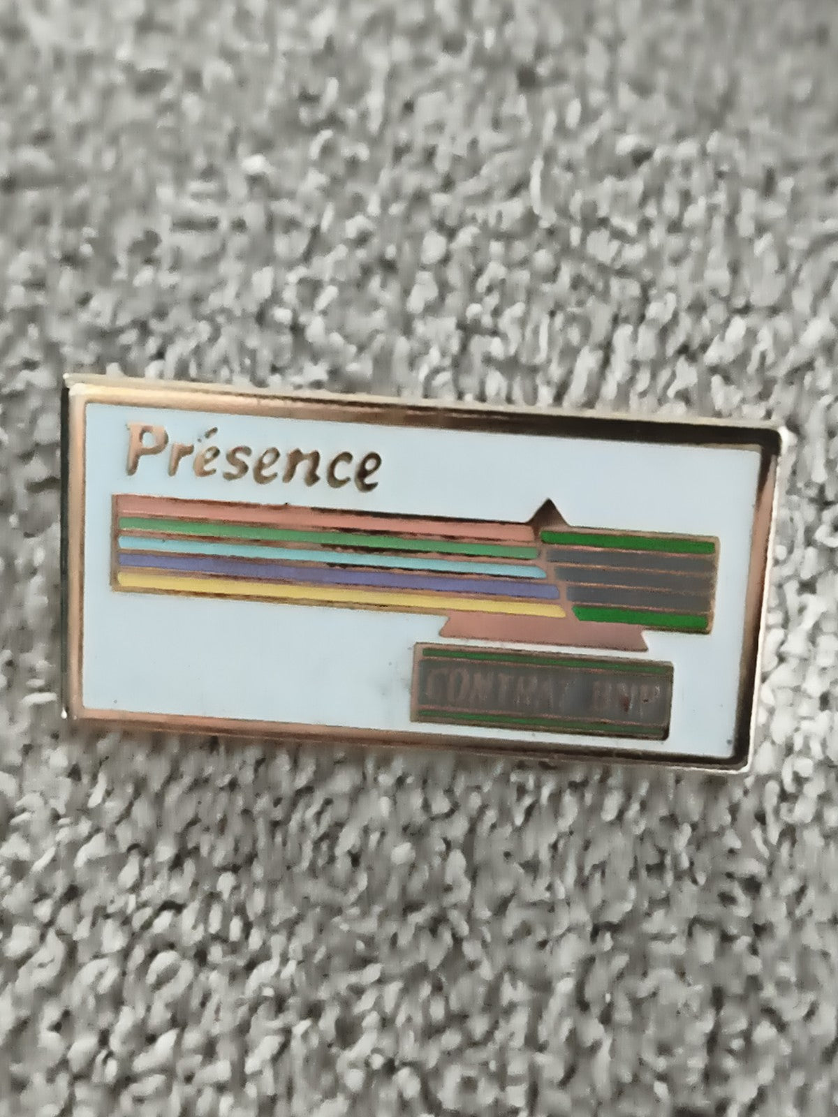 Pin's vintage Présence Contrat BNP rectangulaire émaillé, badge ancien banque