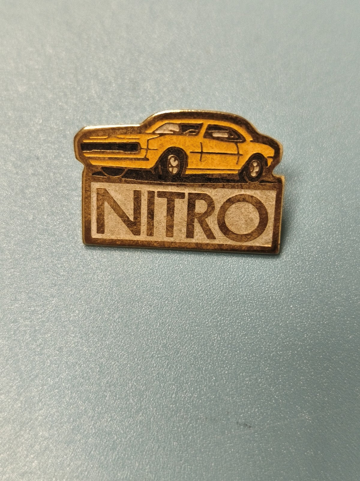 Pin's vintage Nitro voiture jaune, collection automobile rétro ancien