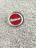 Pin's vintage Casino logo rond rouge blanc, badge ancien, années 80 90 (Ref 5)