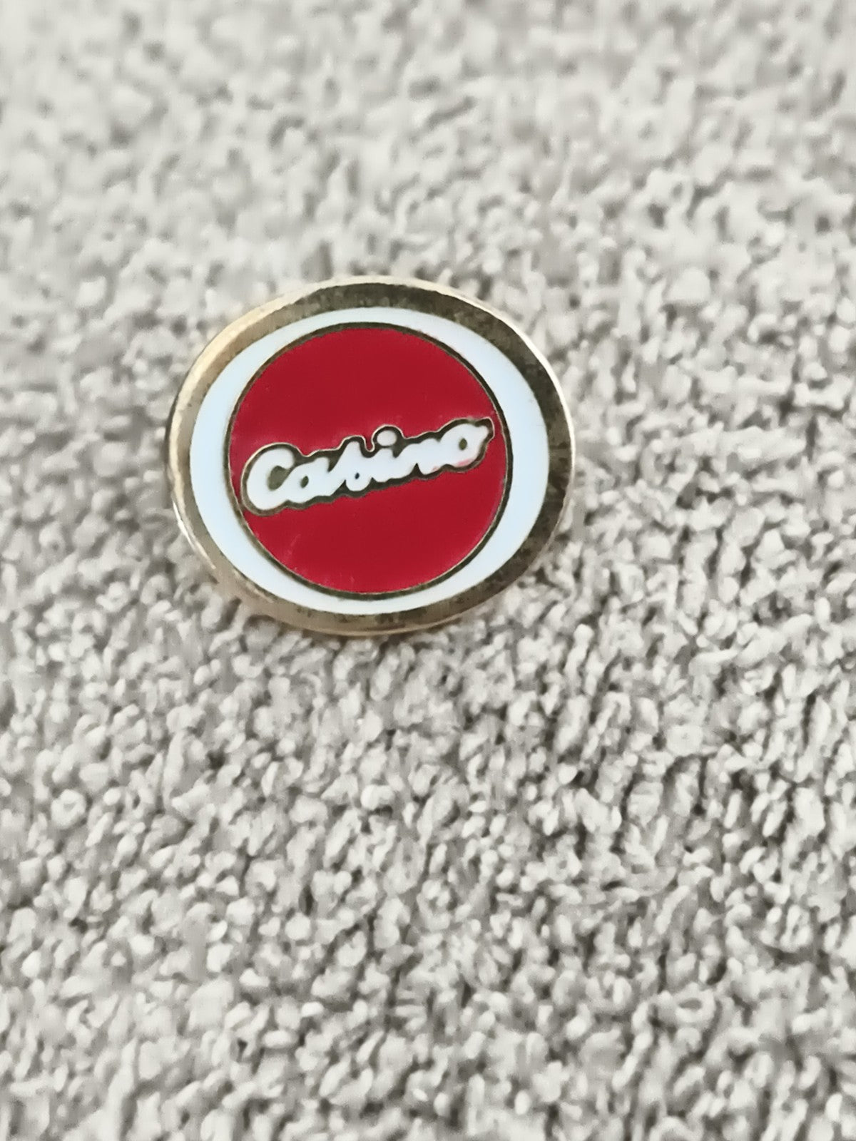 Pin's vintage Casino logo rond rouge blanc, badge ancien, années 80 90 (Ref 5)