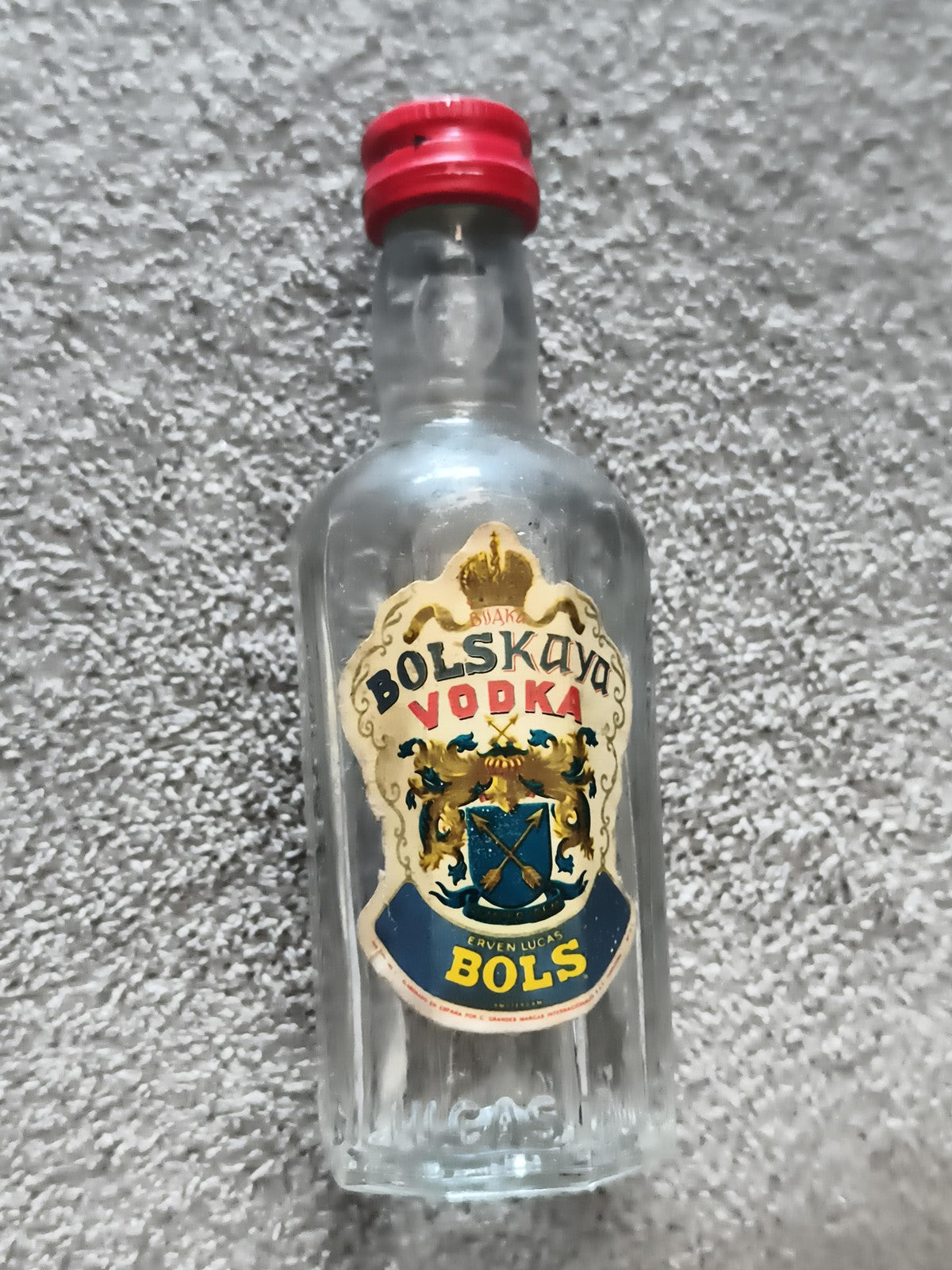Mignonnette vodka Bols Bolskaya vintage pleine bouchon rouge déco bar