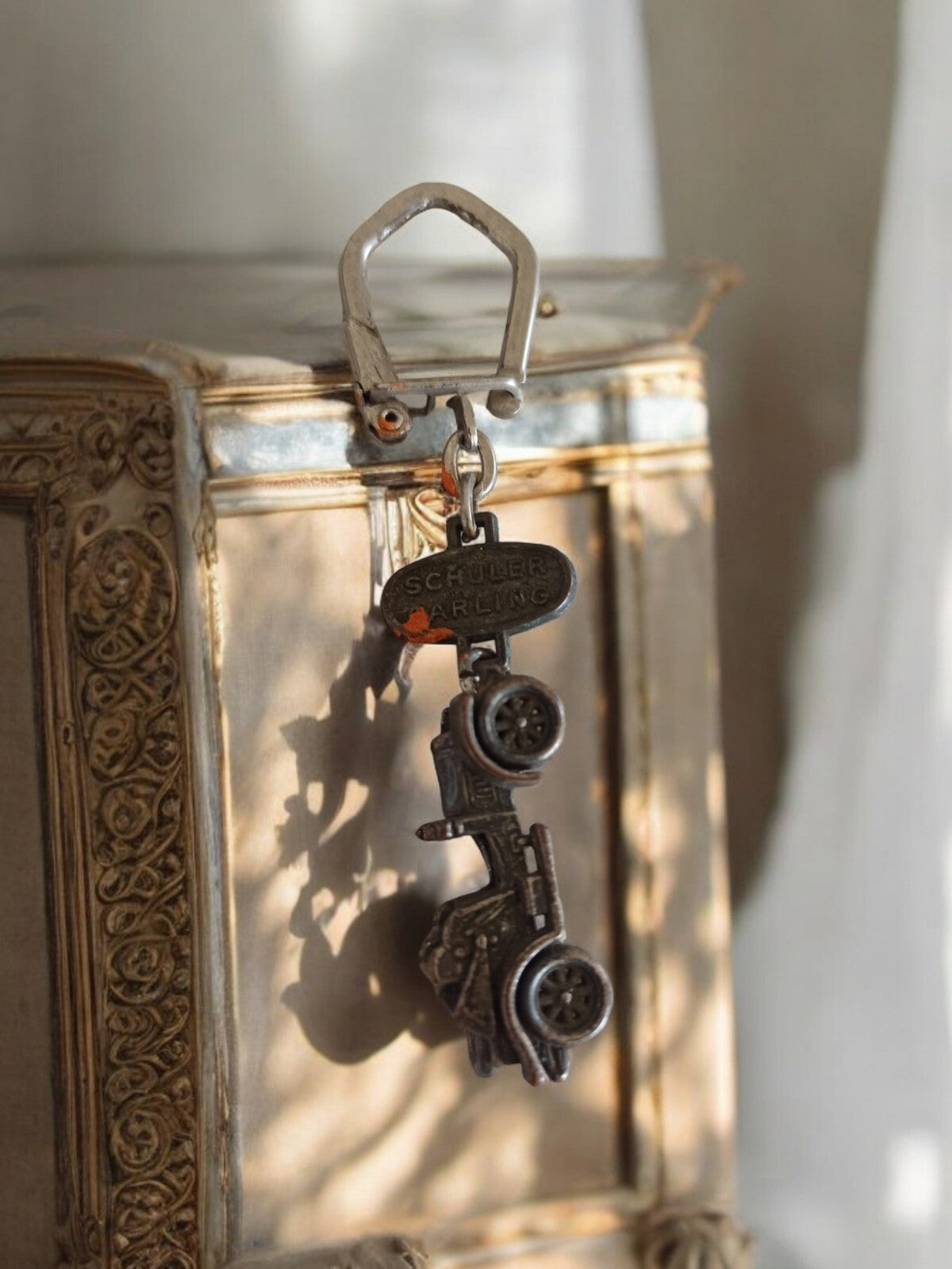 Porte-clés vintage voiture ancienne SCHULER DARLING métal, garage Total