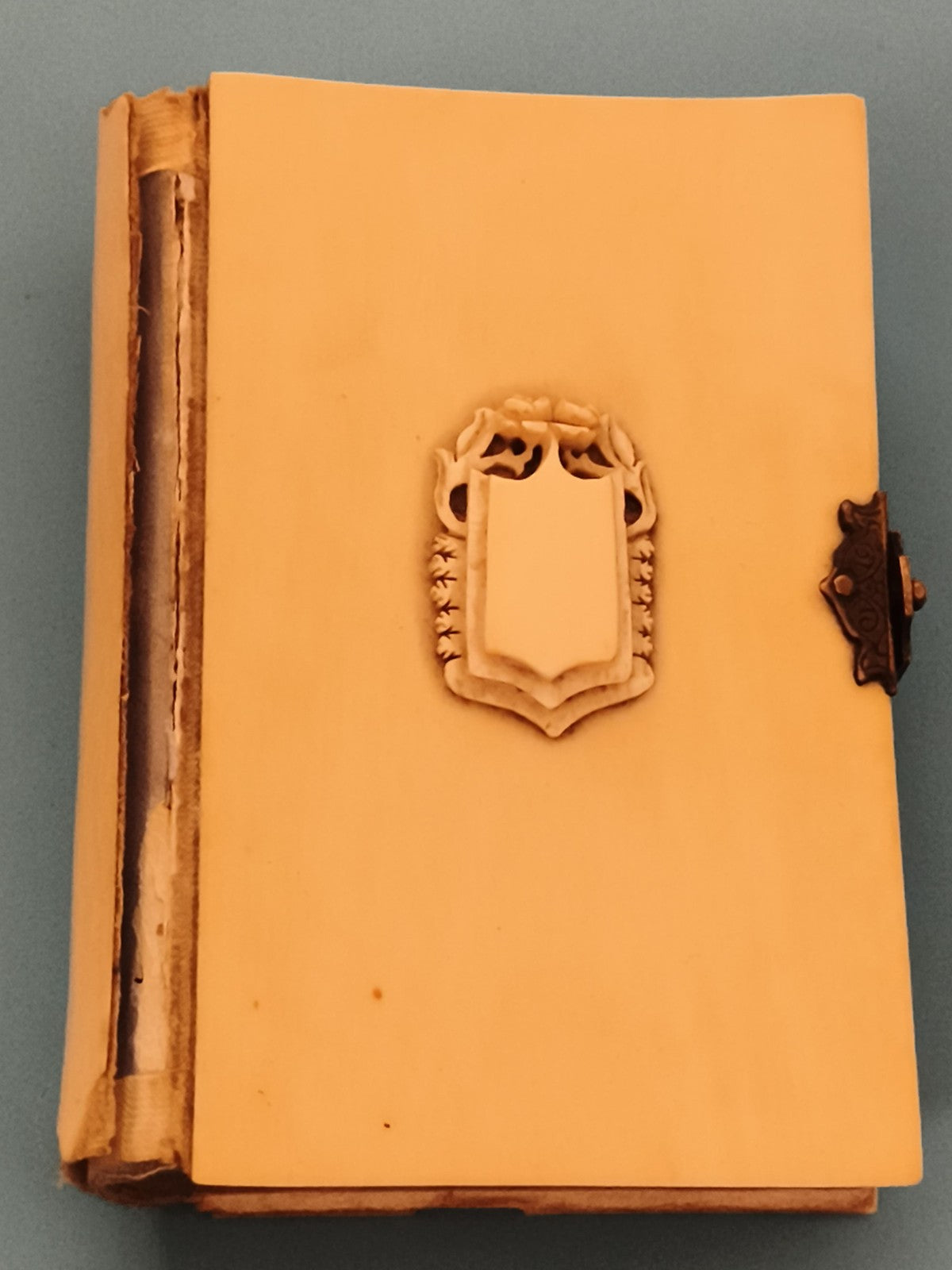 Missel ancien ivoirine fermoir métal blason, livre religieux vintage XIXe