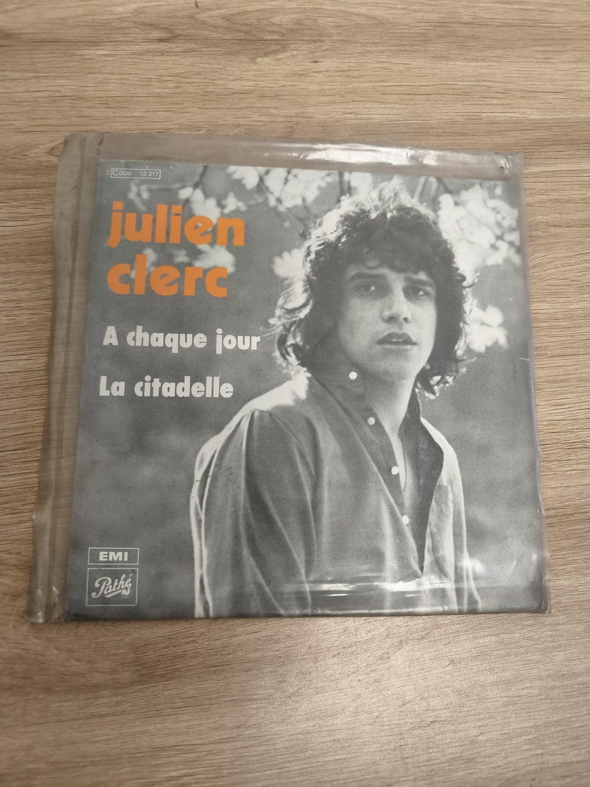 Vinyle 45T Julien Clerc A chaque jour La citadelle pochette noire EMI Pathé