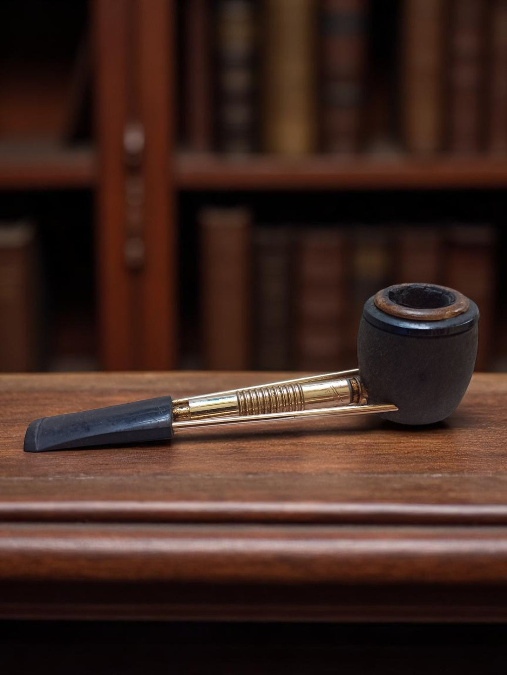 Pipe vintage signée, foyer noir et tige dorée, embout noir ancien