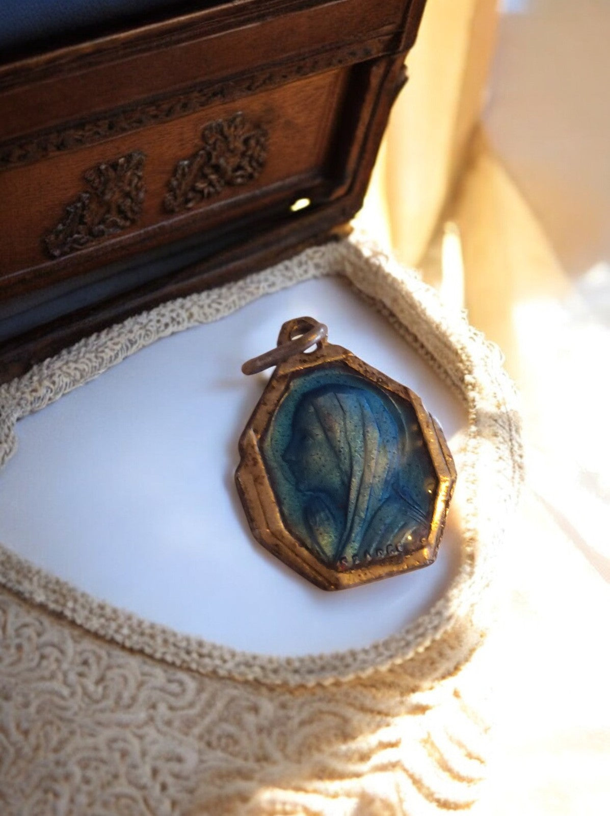 Médaille religieuse vintage octogonale, finition dorée, Vierge profil bleu