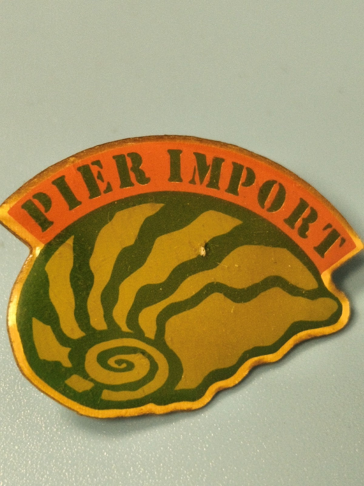 Vintage pin's Pier Import coquillage logo rétro collection (Ref 16)