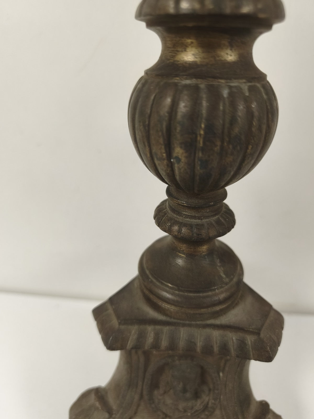 Ancien grand pique-cierge d?autel métal patiné, monté en lampe socle tripode