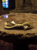 Pendentif vintage créateur, finition dorée, design ruban noué élégant