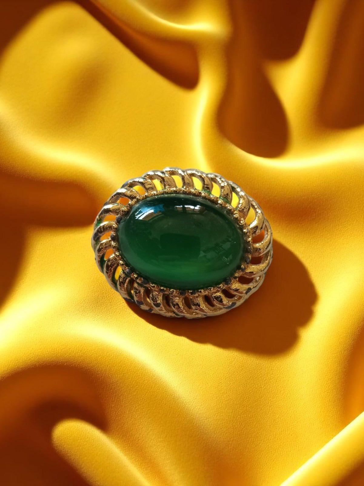 Broche vintage dorée cabochon vert, bijou rétro métal doré, accessoire ancien