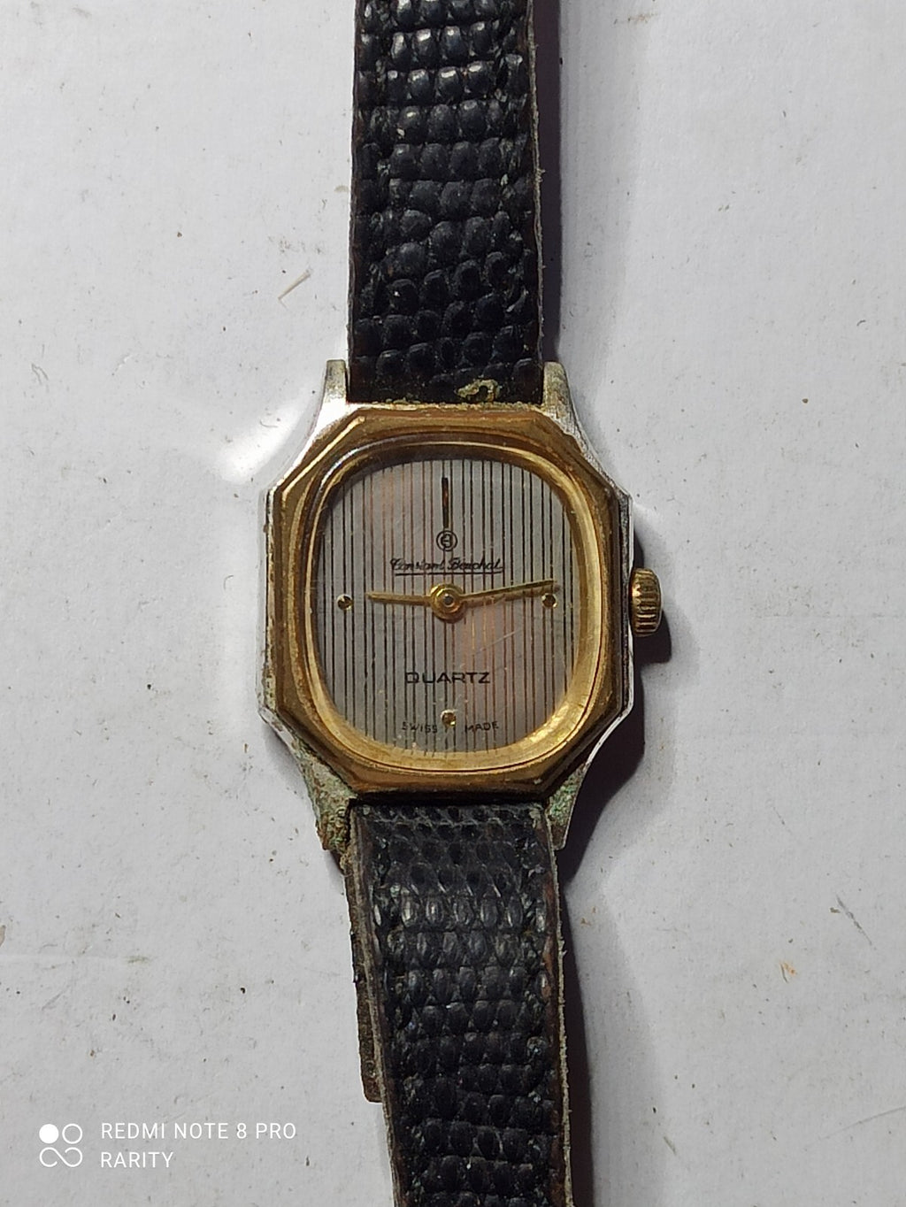 Montre femme vintage Constant Beuchat quartz, cadran doré, bracelet noir ancien