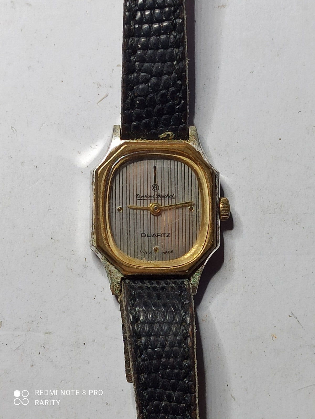 Montre femme vintage Constant Beuchat quartz, cadran doré, bracelet noir ancien