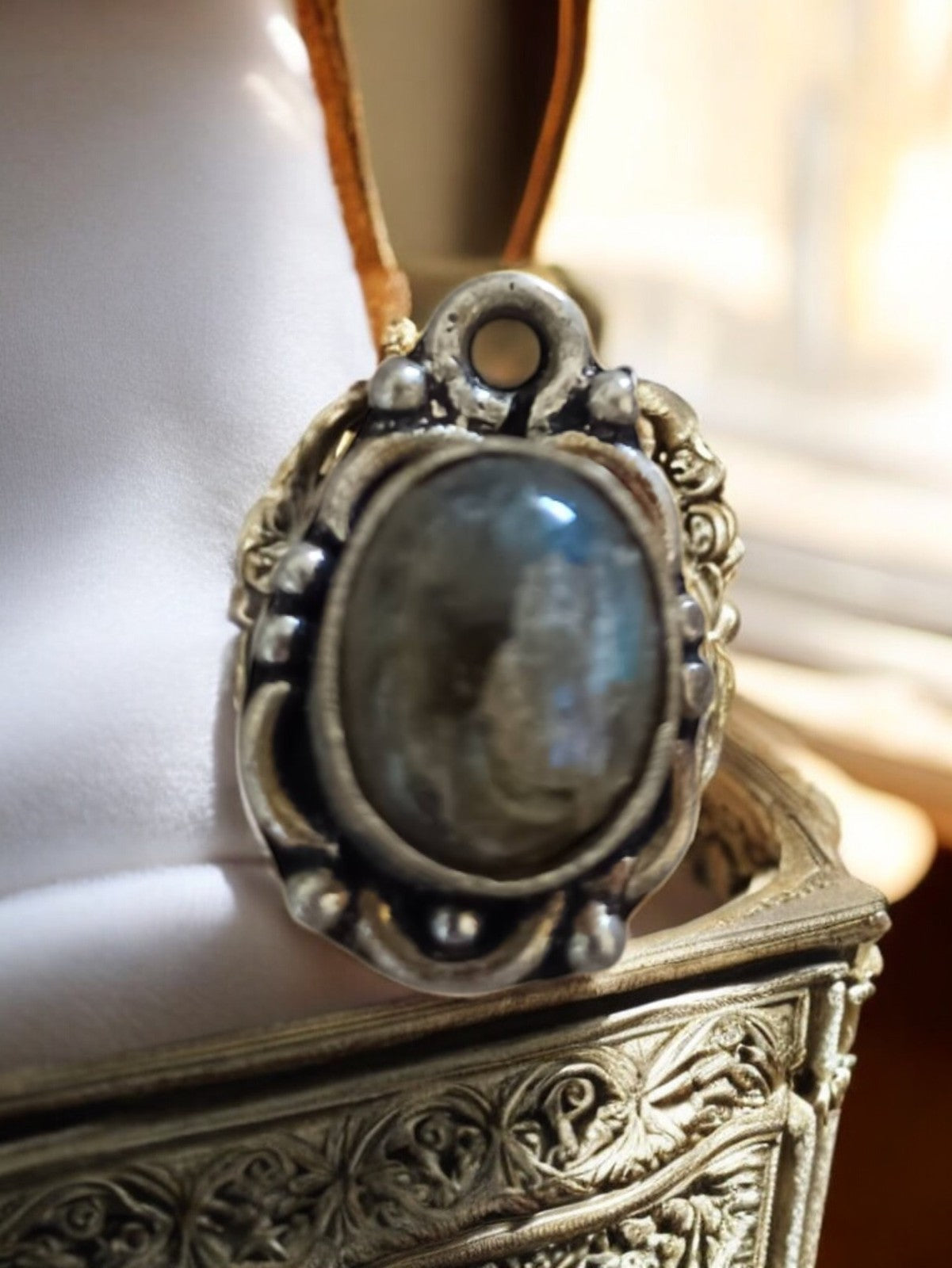 Pendentif vintage métal et pierre naturelle ovale, fait main, motif baroque