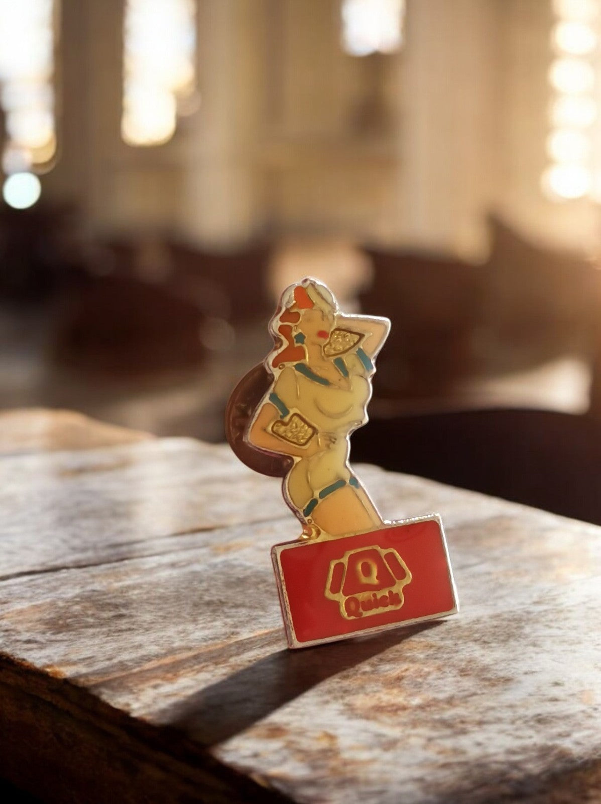 Pin's vintage Quick pin-up rétro, badge restaurant, illustration années 90