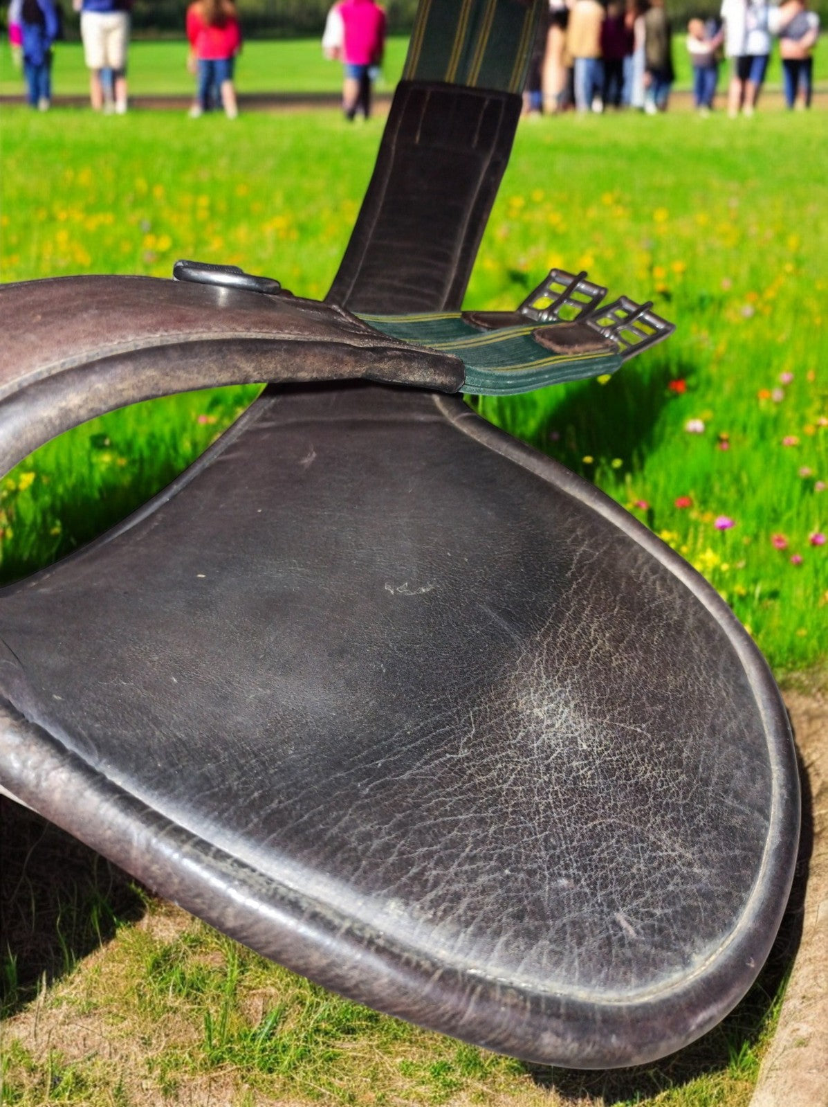 Sangle bavette cheval en cuir vintage marron, protection équitation ancienne