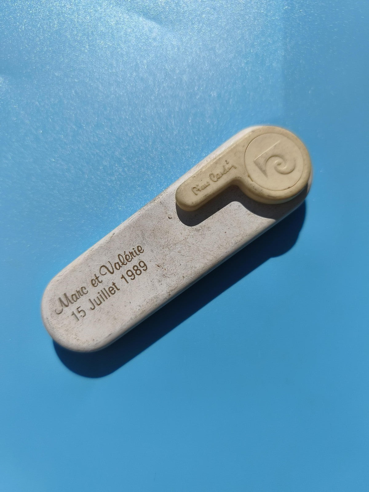 Ancien briquet publicitaire Pierre Cardin blanc crème personnalisé 1989 vintage
