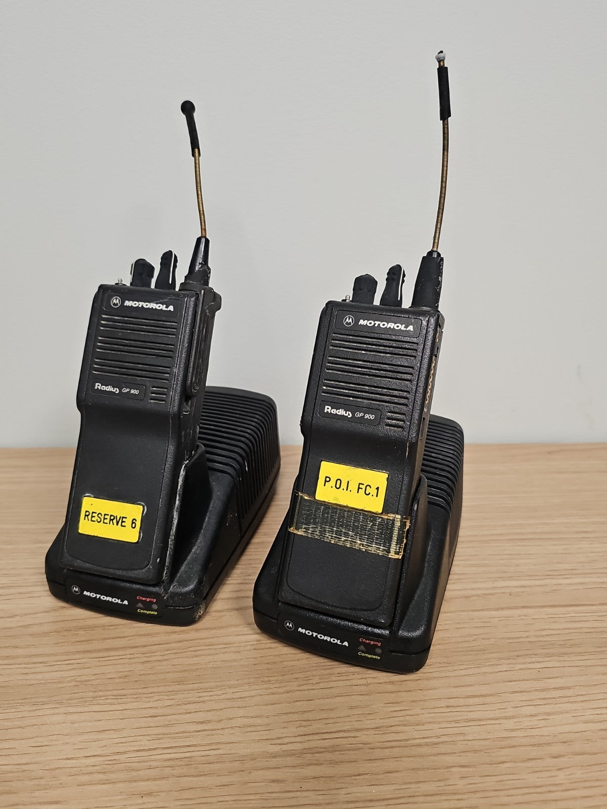 Talkie-walkie Motorola Radius GP900 avec chargeurs pour pièces détachées