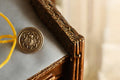 Bouton Traditionnel en Métal Doré Vintage - Pièce de Collection