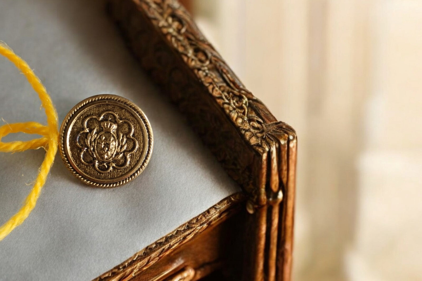 Bouton Traditionnel en Métal Doré Vintage - Pièce de Collection