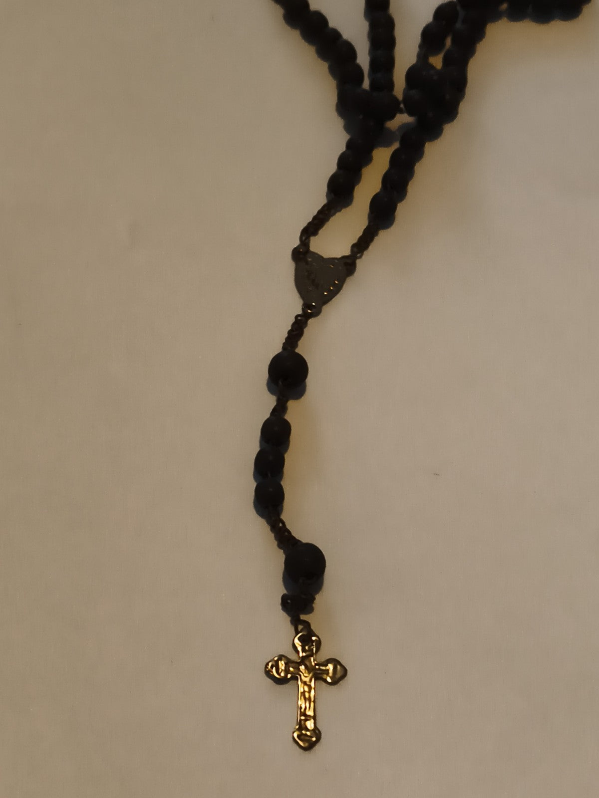 Chapelet catholique ancien perles noires croix dorée, rosaire vintage religieux