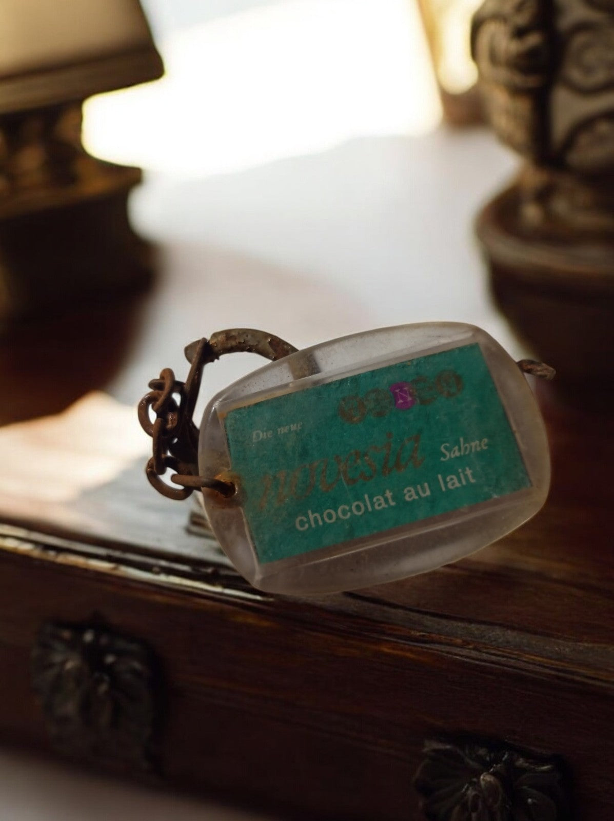 Porte-clés publicitaire vintage Movesia chocolat au lait rétro translucide