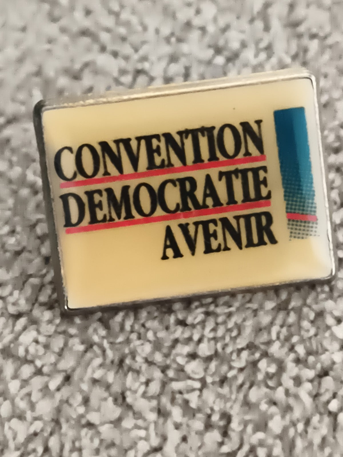 Pin's vintage CONVENTION DEMOCRATIE AVENIR badge politique années 90 (Ref 8)