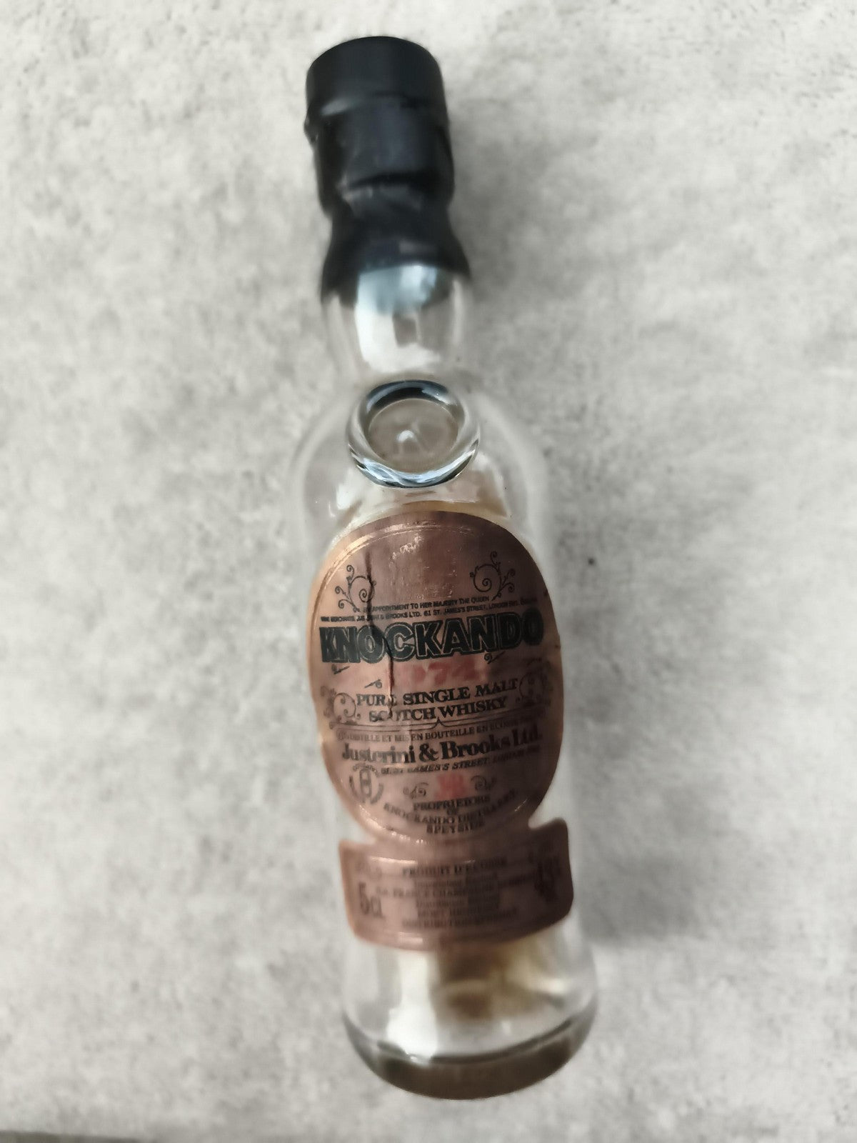 Miniature whisky Knockando Justerini & Brooks écusson doré partiellement remplie