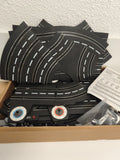 Circuit voiture électrique ancien, piste noire, manettes vintage, slot racing