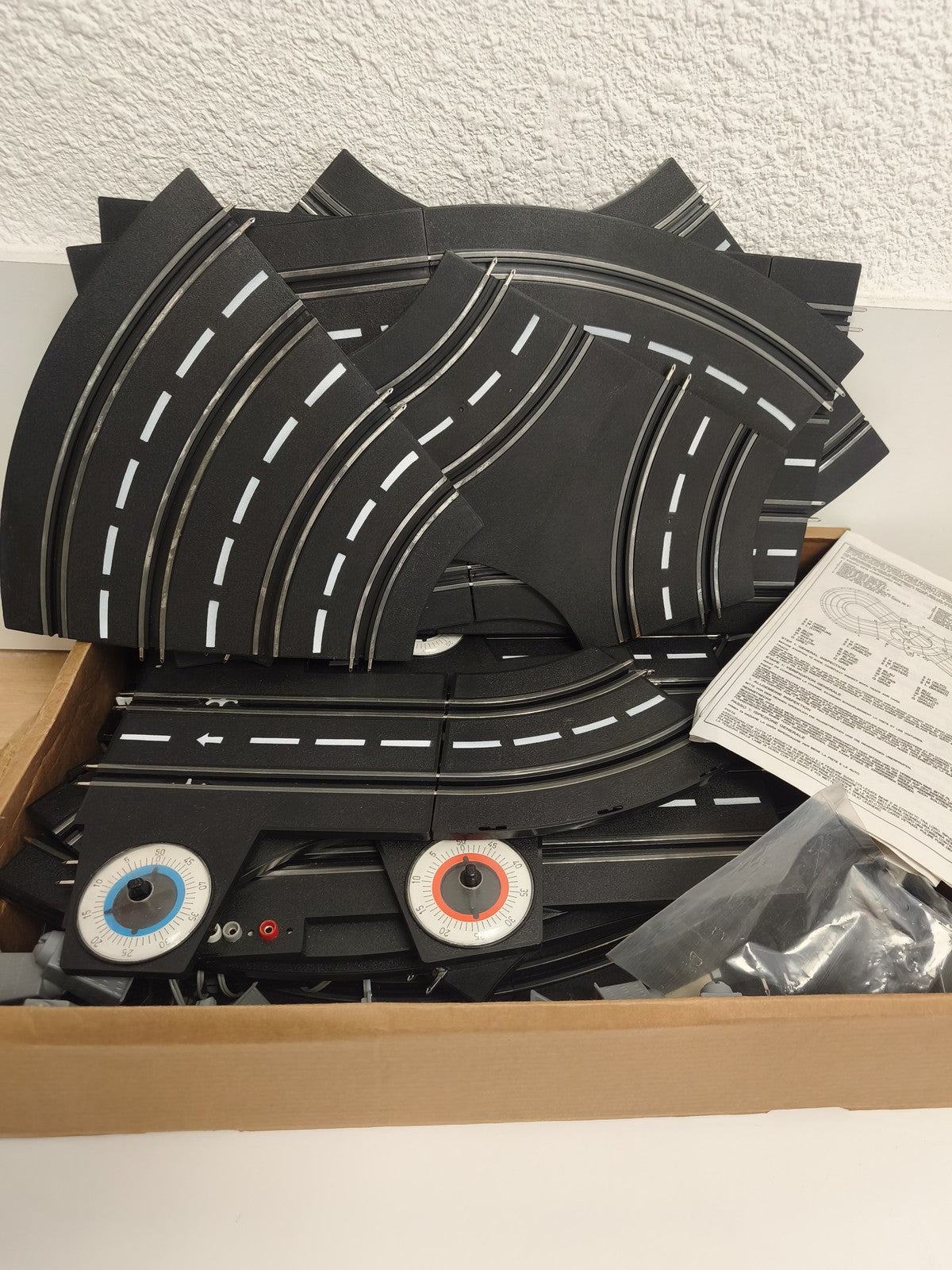 Circuit voiture électrique ancien, piste noire, manettes vintage, slot racing