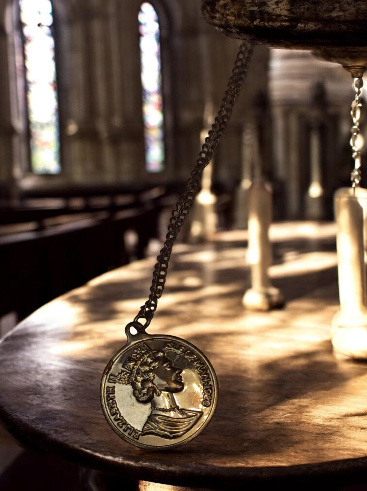 Collier médaille vintage Reine Elisabeth II fantaisie doré style rétro