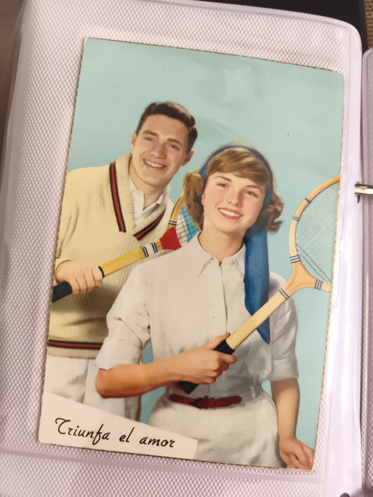 Carte postale ancienne couleur tennis couple rétro "Triunfa el amor" vintage