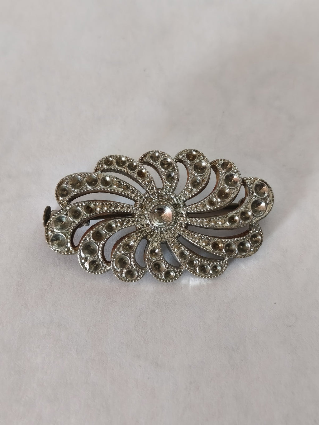 Broche ancienne vintage rétro pour collectionneur, bijou d'époque authentique