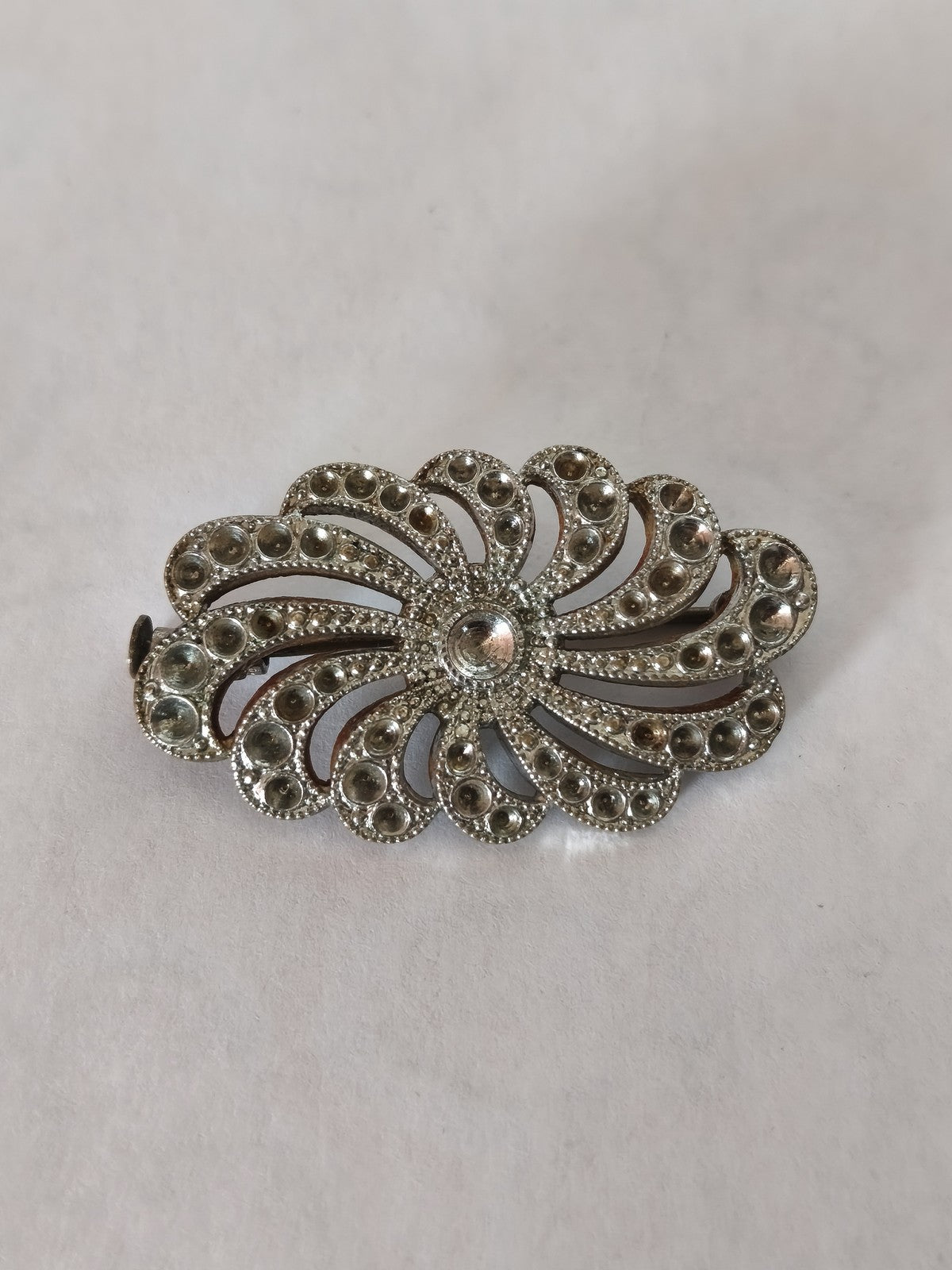 Broche ancienne vintage rétro pour collectionneur, bijou d'époque authentique