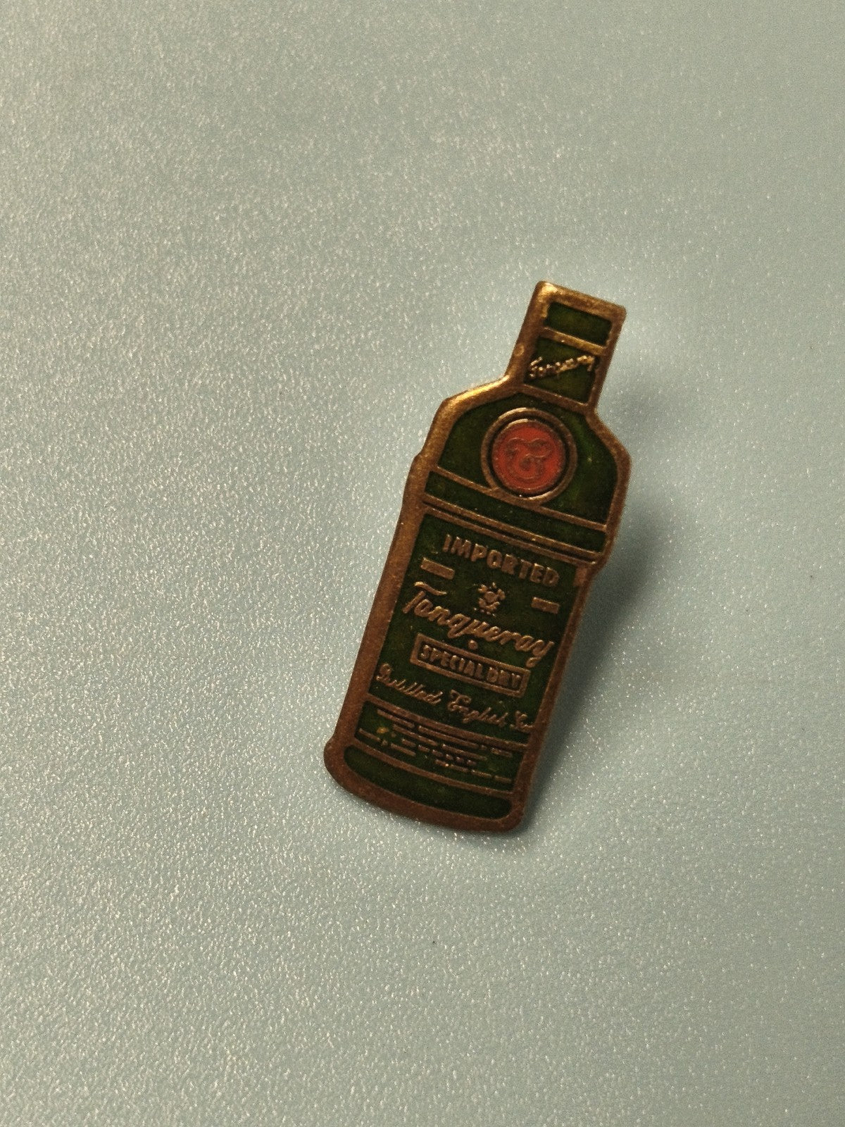 Pin's vintage bouteille alcool, collection bar, vert, ancien objet publicitaire