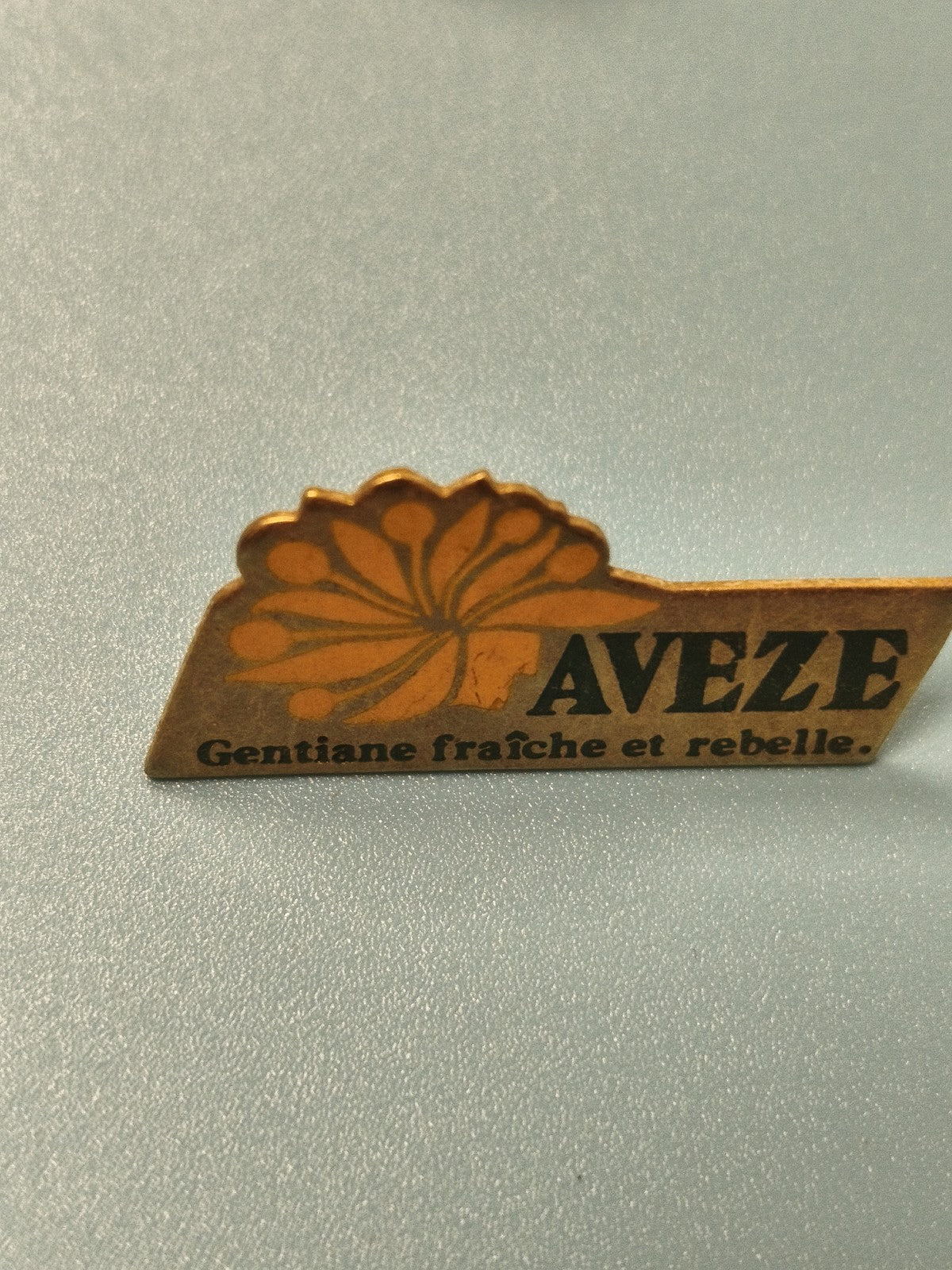 Pin's vintage AVÈZE gentiane publicitaire jaune rétro collection (ref 10)