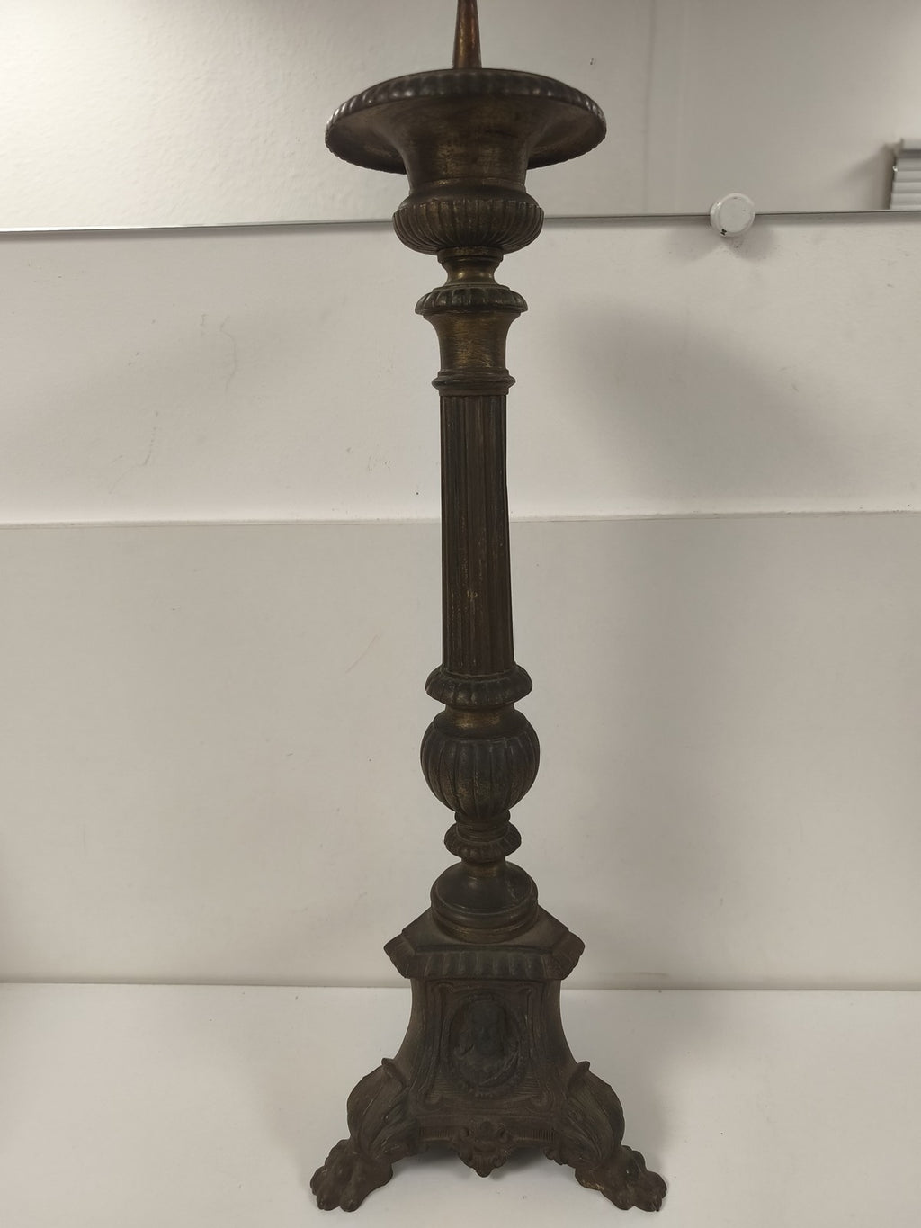 Ancien grand pique-cierge d?autel métal patiné, monté en lampe socle tripode