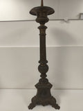 Ancien grand pique-cierge d?autel métal patiné, monté en lampe socle tripode