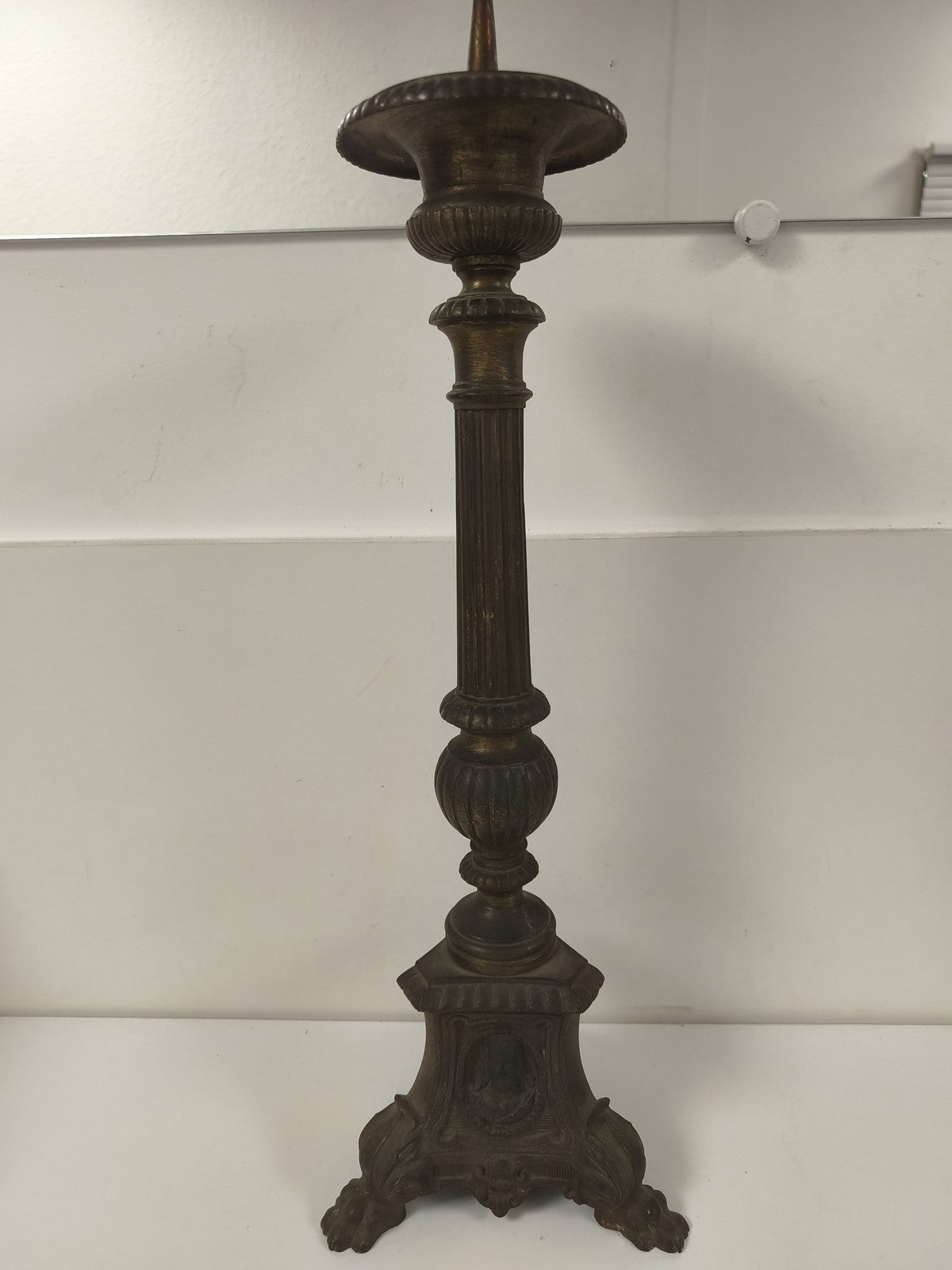 Ancien grand pique-cierge d?autel métal patiné, monté en lampe socle tripode