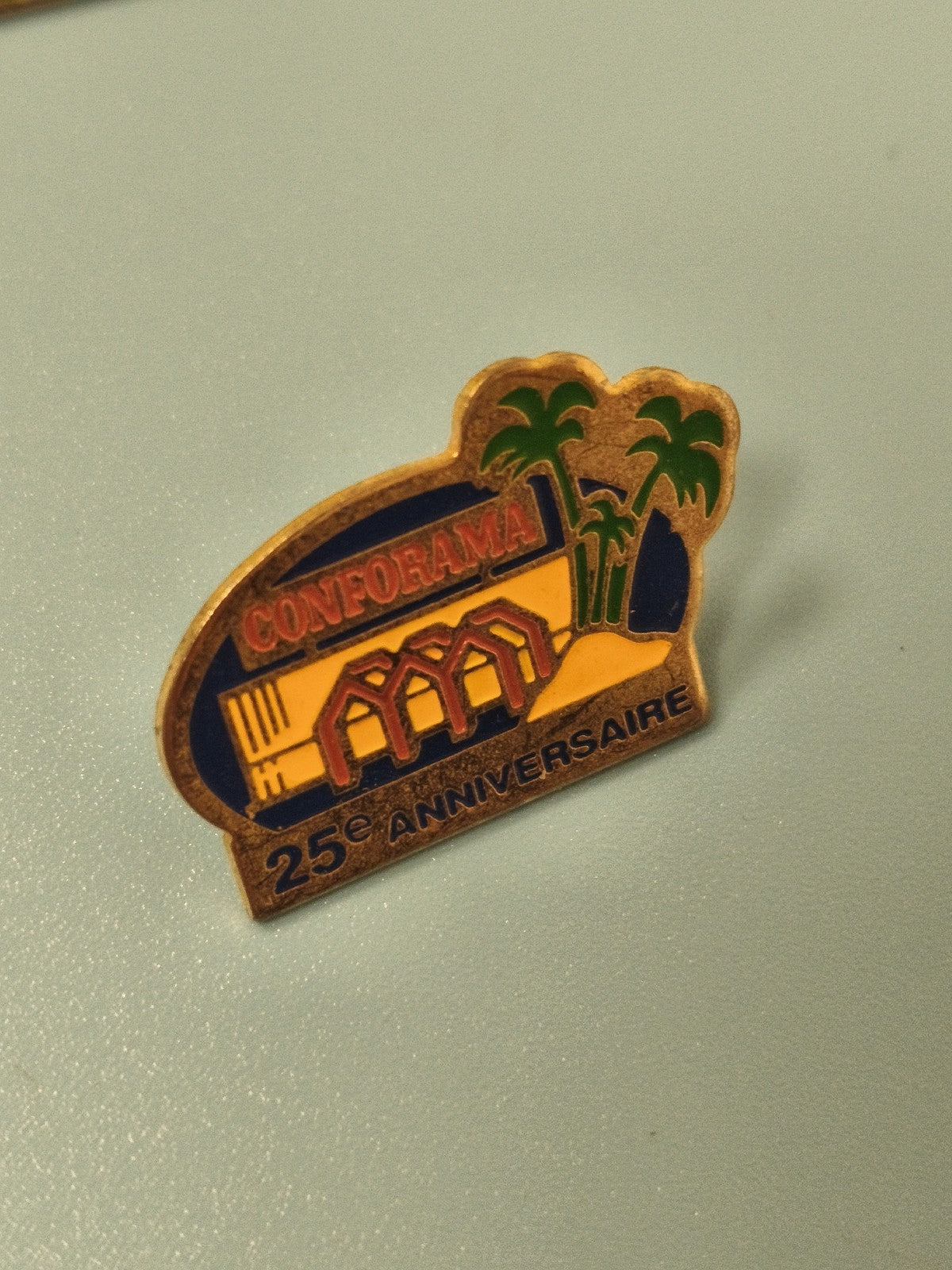 Pin's vintage Conforama 25e anniversaire, édition collector, palmiers