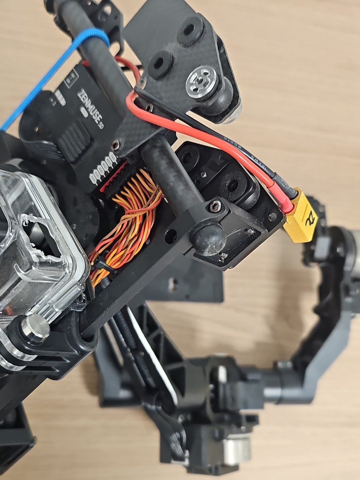 Gimbal Zenmuse pour drone carbone avec GoPro et module Futaba