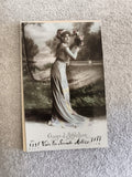 Carte postale ancienne Gage d’Affection femme bouquet fleurs colorisée CPA