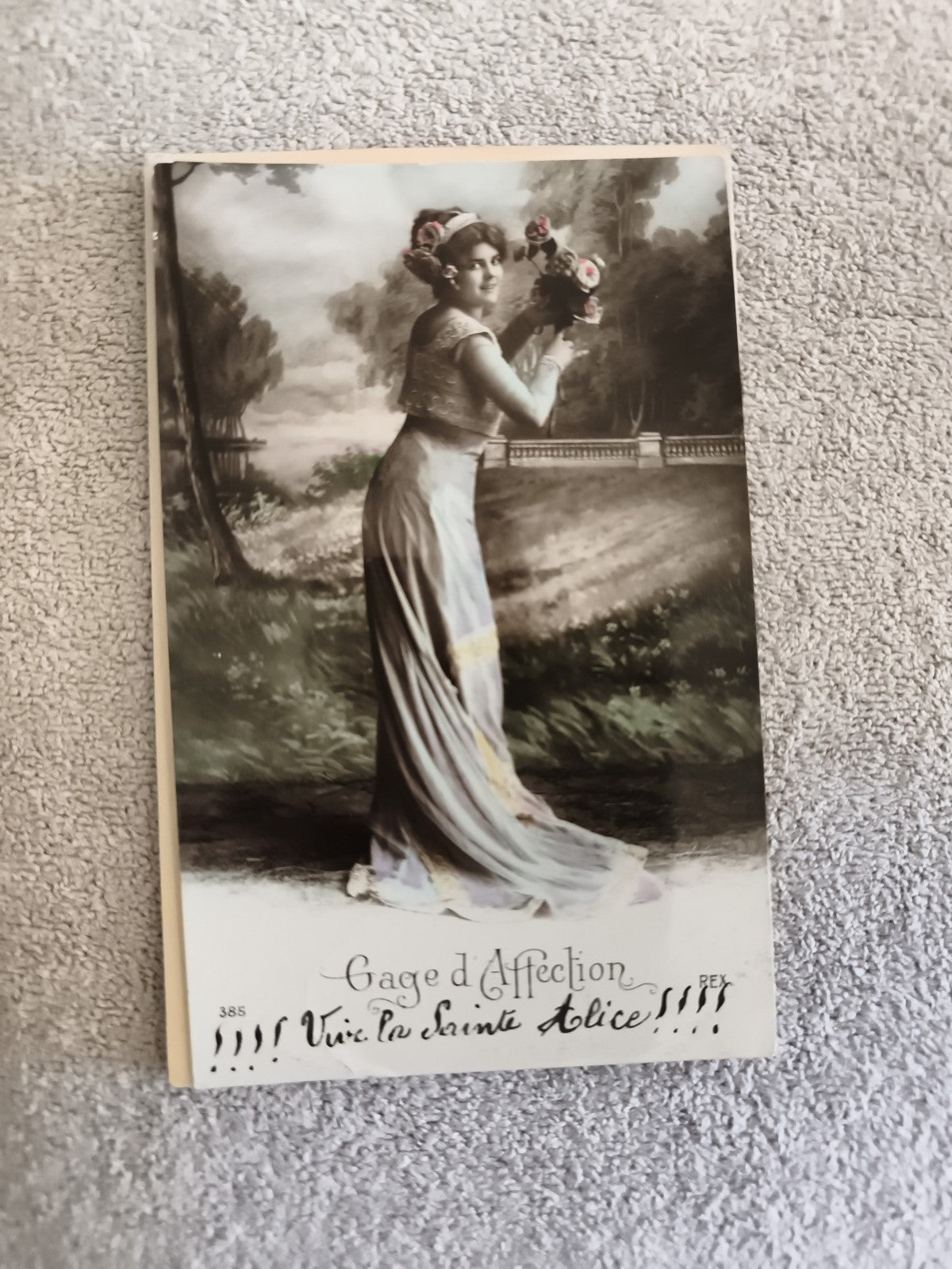 Carte postale ancienne Gage d’Affection femme bouquet fleurs colorisée CPA
