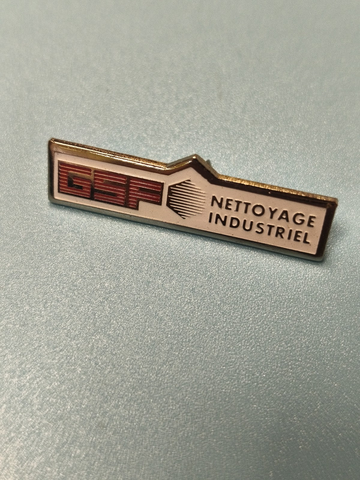 Vintage pin's GSF Nettoyage Industriel badge ancien collection publicitaire